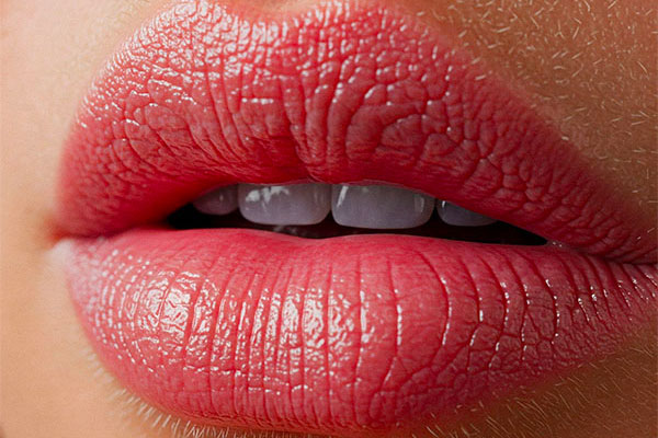 Tutorial: Come Applicare il Rossetto per un Look Perfetto Tutorial: Come Applicare il Rossetto per un Look Perfetto